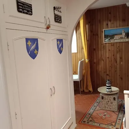 Cadre De Reve Vous Faites Le Menage- Very Good Prices But Have To Clea-n Th-e Flat Apartment *
